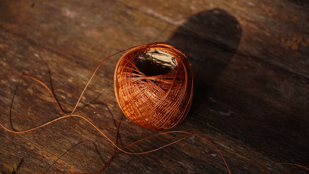 a-spool-of-twine-on-a-wooden-surface-jk-naktny5c
